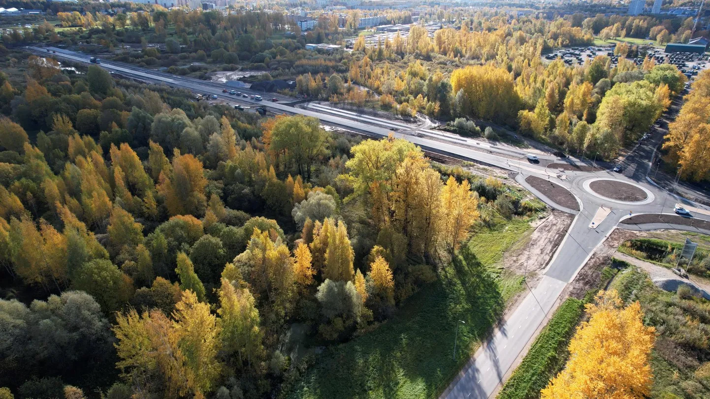 Muuseumi tee ja Raadiraja tänava ringristmik on sellest nädalast liiklusele avatud.