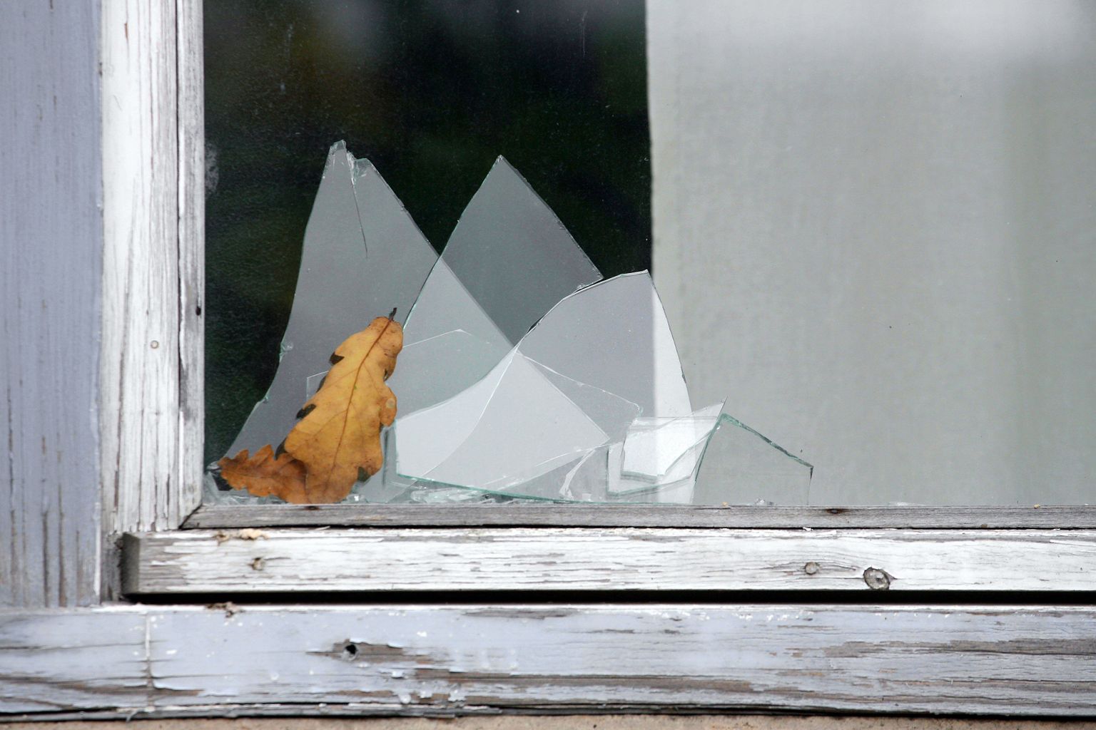 Viljandimaal lõhuti palju aknaid ka eelmisel nädalavahetusel. Näiteks Puiatu erikoolis purustati neid tervelt paarkümmend.