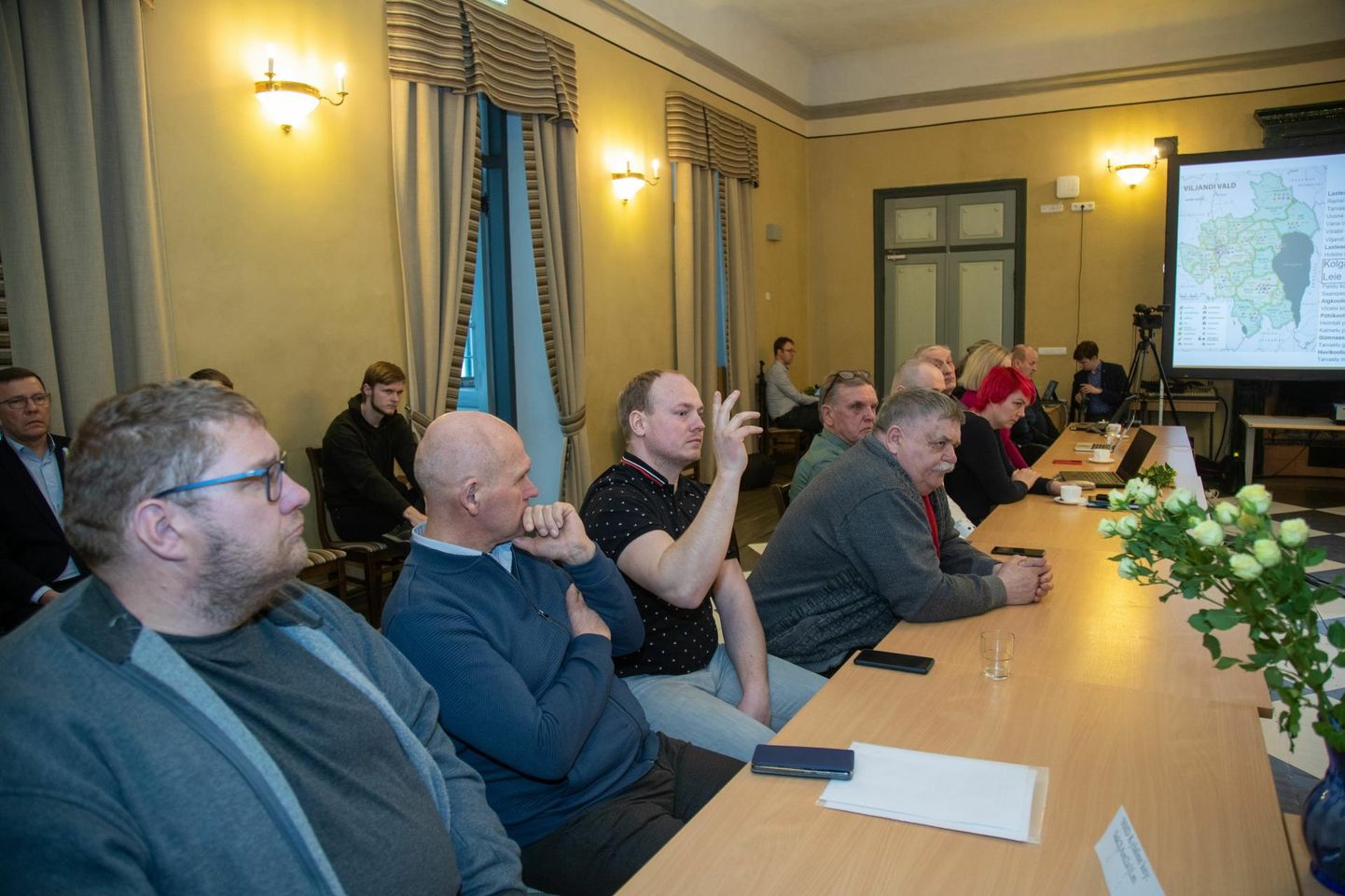 Viljandi vallavolikogu töökorra järgi võib EKRE saadikurühma juht Valmar Haava (käsi püsti) küsida iga eelnõu lõpphääletuse eel kuni kümme minutit vaheaega.