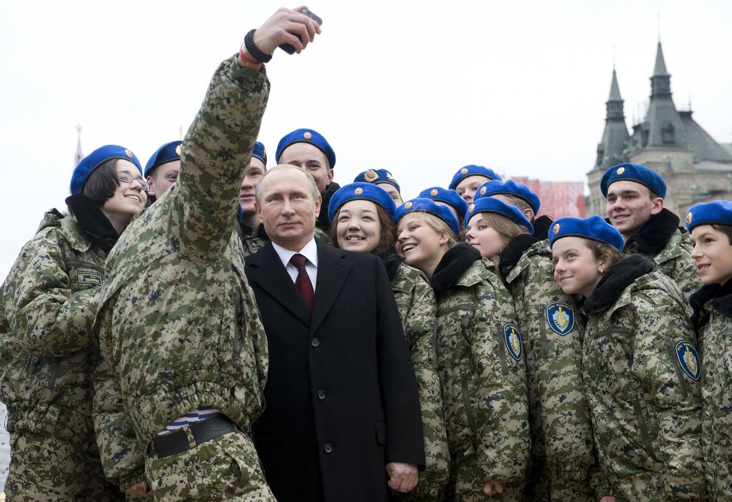 Venema president Vladimir Putin tegemas selfie&#39;t koos sõjalis-patriootilise noorteklubi «Vimpel» liikmetega.