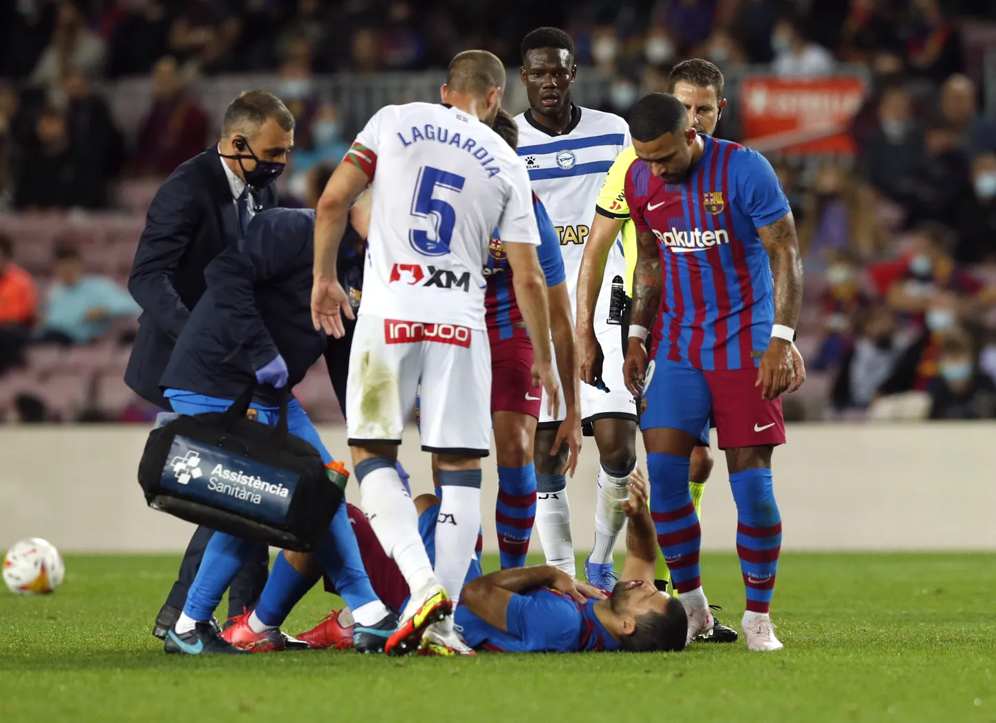 Sergio Agüero (pikali) tundis 30. oktoobril liigamängus Alavesi vastu rinnus valu. Rohkem ei pruugi ta jalgpallimurule naasta.