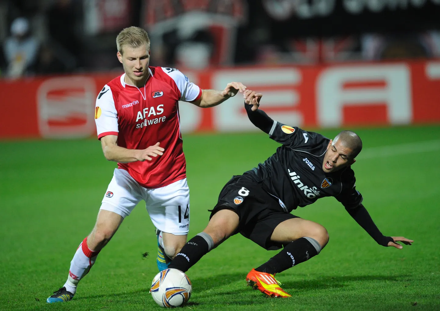 Ragnar Klavan (punases) kohtumises Valencia vastu.