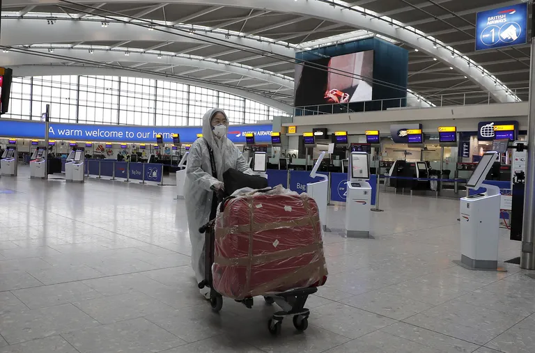 Kaitseriietuses reisija Londoni Heathrow lennujaamas.