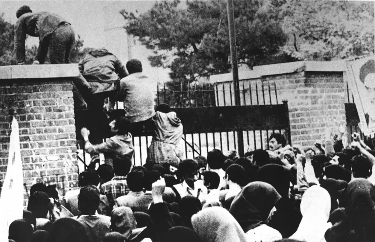 Irāņu studenti-aktīvisti 1979.gada 4.novembrī ieņem ASV vēstniecību Teherānā