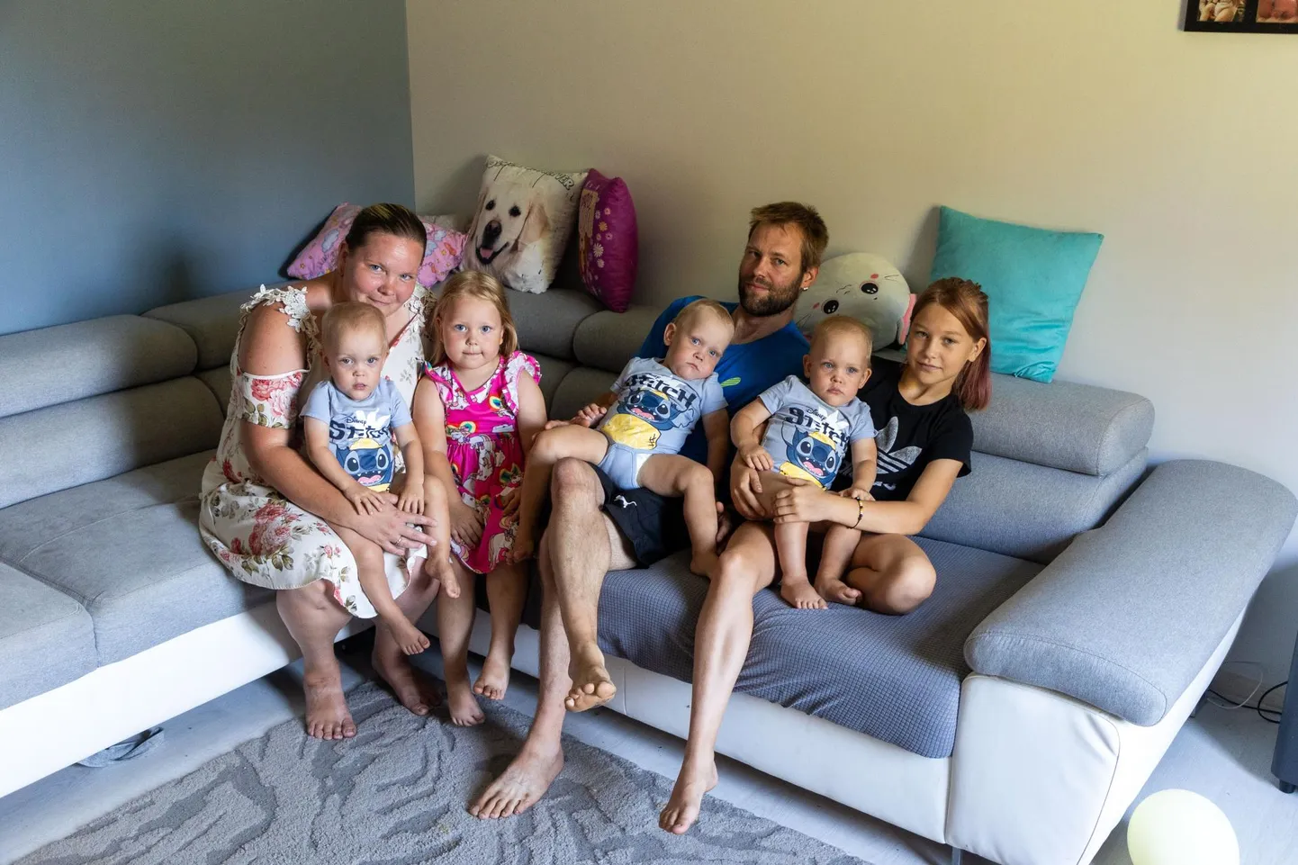 Külen Erala ja Jaanus Kase pere, kus kasvavad kolmikud poisid Brennan, Brendon ja Brendan, nende õde Brielle ja poolõde Janelle (paremal) naudivad uues kodu avarust ning võimalust välisuksest kohe õue astuda.