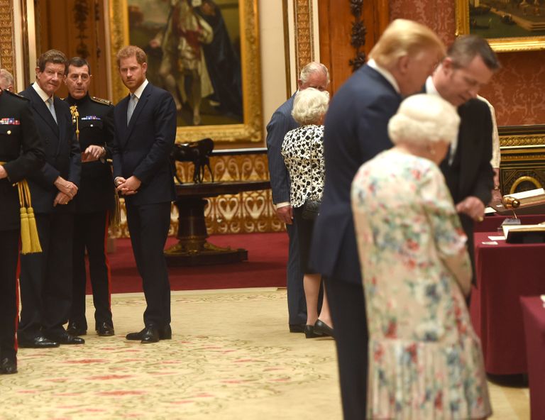 Kuninganna Elizabeth II tutvustas USA presidendile Donald Trumpile Buckinghami palee kunstikogu