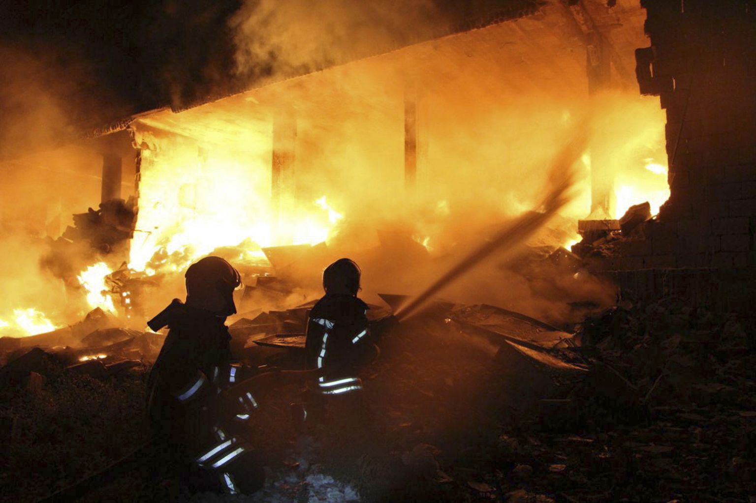 Valgetelt Kiivritelt saadud foto kujutab tsiviilpäästjaid kustutamas tuld relvahoidla plahvatuses, milles hukkus vähemalt 39 inimest.