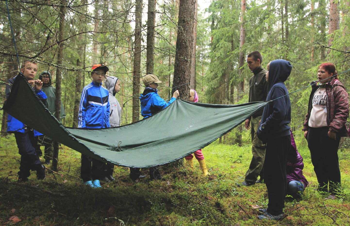 Õpitubades said noored uusi ja vajalikke teadmisi – muu hulgas ka oskusi, kuidas valmistada metsas ööbimiseks varjualust.
