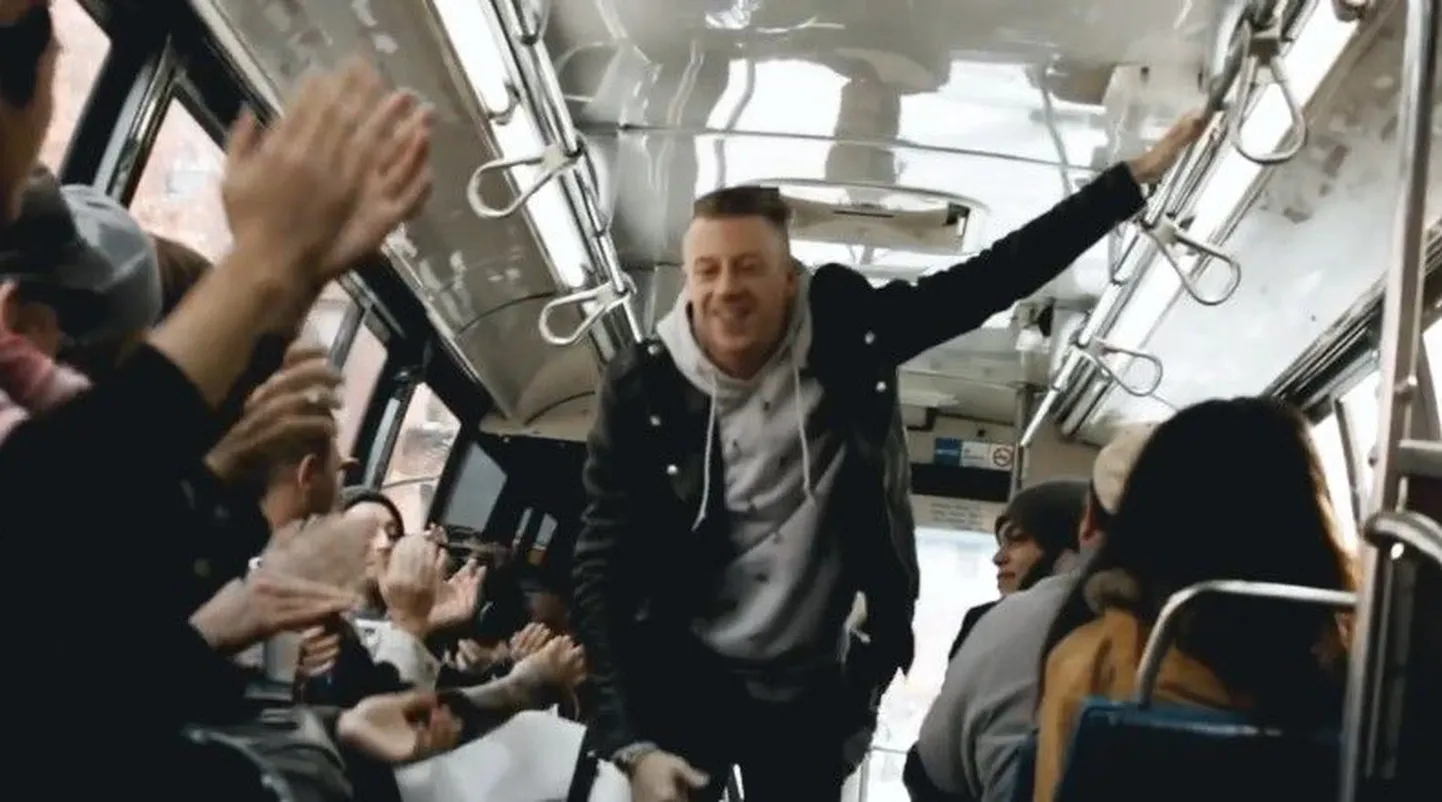 Macklemore & Ryan Lewis esinesid New Yorgi bussis