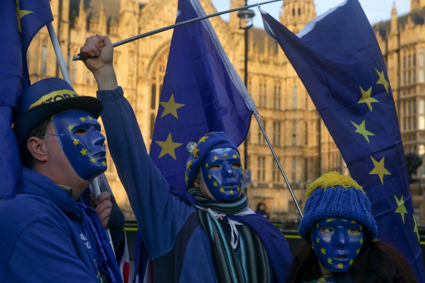 Brexiti-vastane meeleavaldaja Suurbritannia parlamendihoone ees.