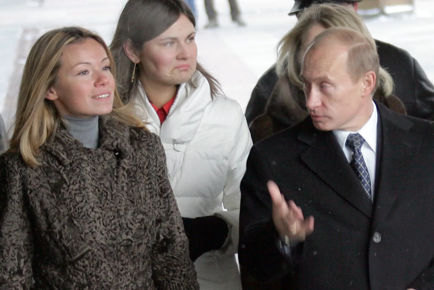 Фотография 15-летней давности, на которой Владимир Путин идет на избирательный участок со своей дочерью Марией.