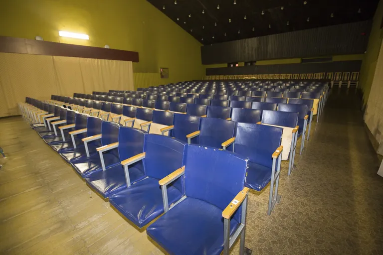 Rahvamaja saal on piirkonna suurima mahutavusega teatri- ja kontserdipaik. Küll aga on aeg seal peatunud: kõik on nii, nagu kunagi tehti.