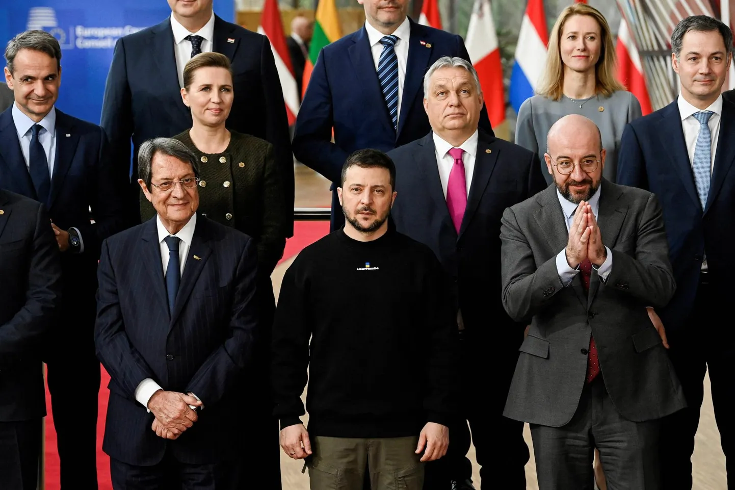 Ukraina president Volodõmõr Zelenskõi (esireas keskel) eile ühispildil koos Euroopa liidritega: temast vasakul Küprose president Nicos Anastasiades ja paremal Euroopa Ülemkogu eesistuja Charles Michel. Pildil veel vasakult: Kreeka peaminister Kyriákos Mitsotákis, Taani peaminister Mette Frederiksen, Ungari peaminister Viktor Orbán, Eesti peaminister Kaja Kallas ja Belgia peaminister Alexander De Croo.