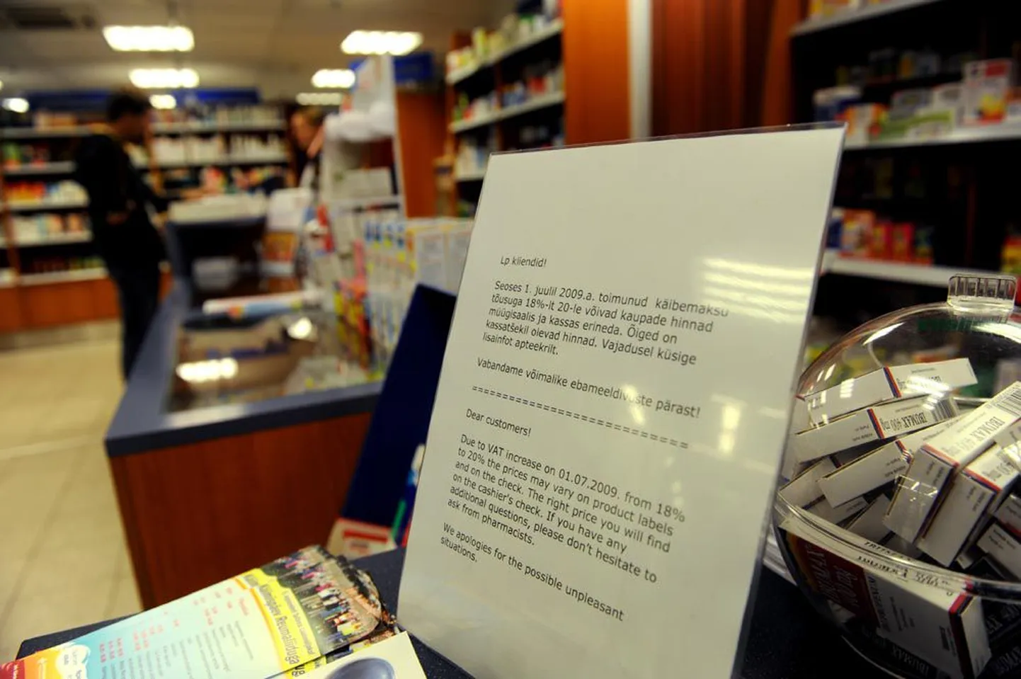 Tallinnas Sikupilli keskuse apteegis hoiatab ostjaid silt, et seoses käibemaksu tõstmisega võivad hinnad letis ja kassas erineda.