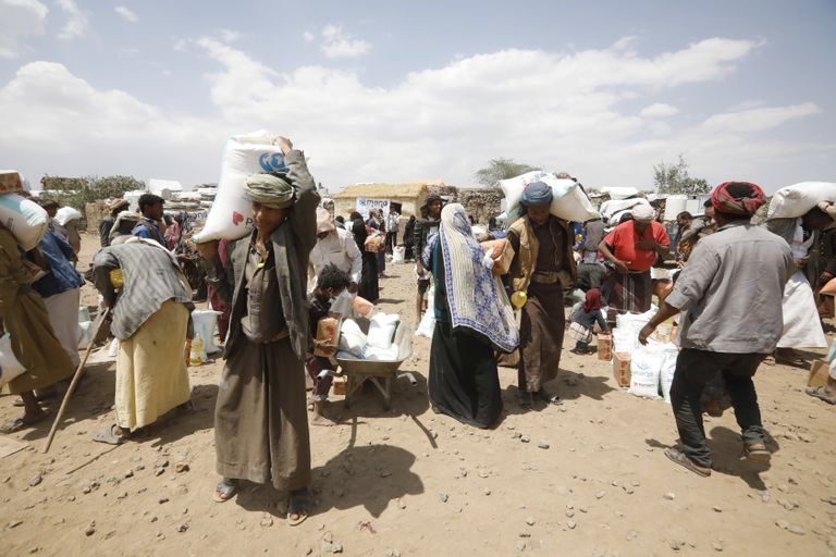 Jeemenlased saamas oma osa erakorralisest humanitaarabist.