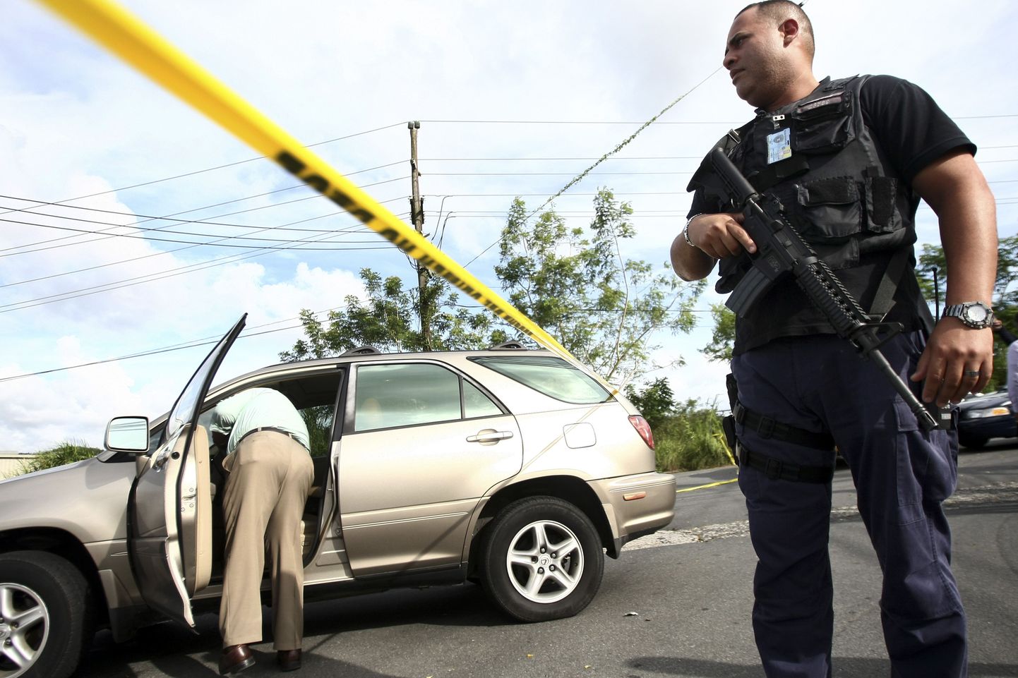 Puerto Rico mõrvauurijad tegelevad asitõendite kogumisega.