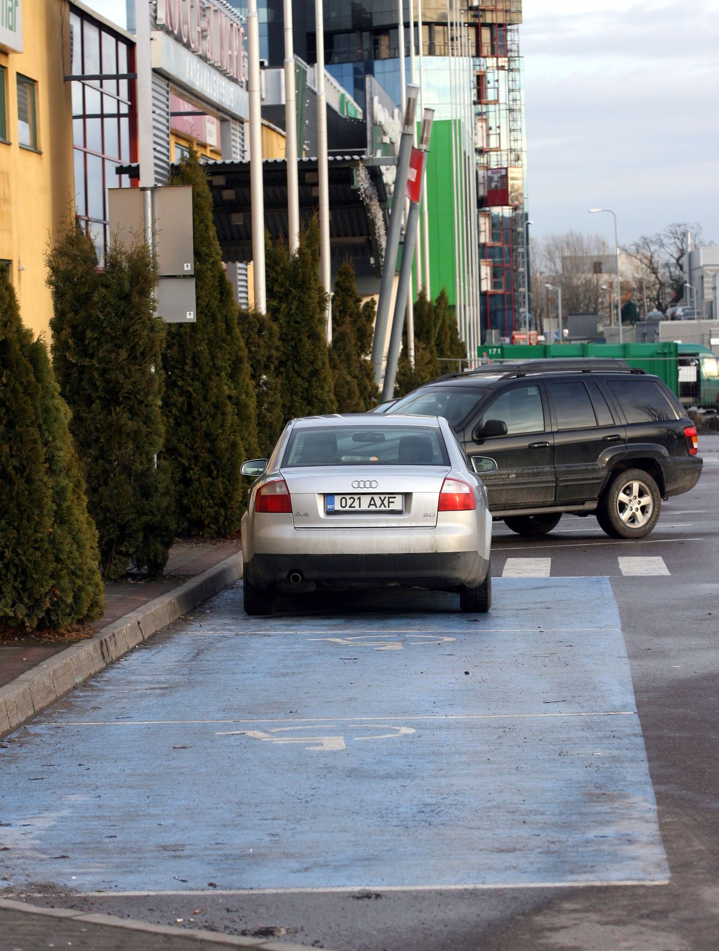 Sageli tuleb ette, et terved inimesed pargivad oma auto invaliidide sõidukitele mõeldud kohale. Pildil oleval Audil on parkimist lubav
kaart siiski olemas.
