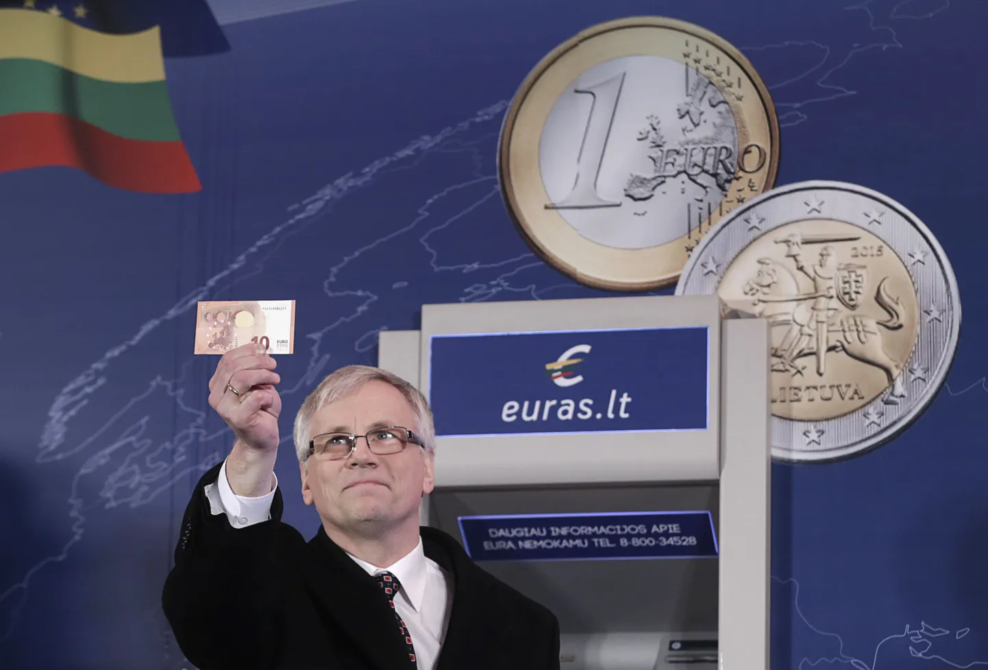 Leedu rahandusminister Rimantas Sadzius värskelt pangaautomaadist võetud 10-eurosega.