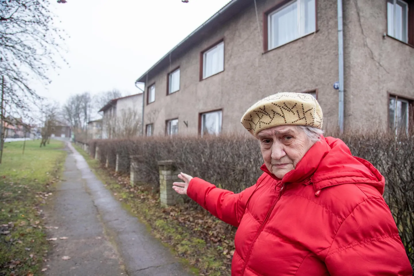 Uuel tänaval elav Linda Õunap rääkis, et selles majas on tema ainus, kes veel on suuteline kõnniteed puhastama.