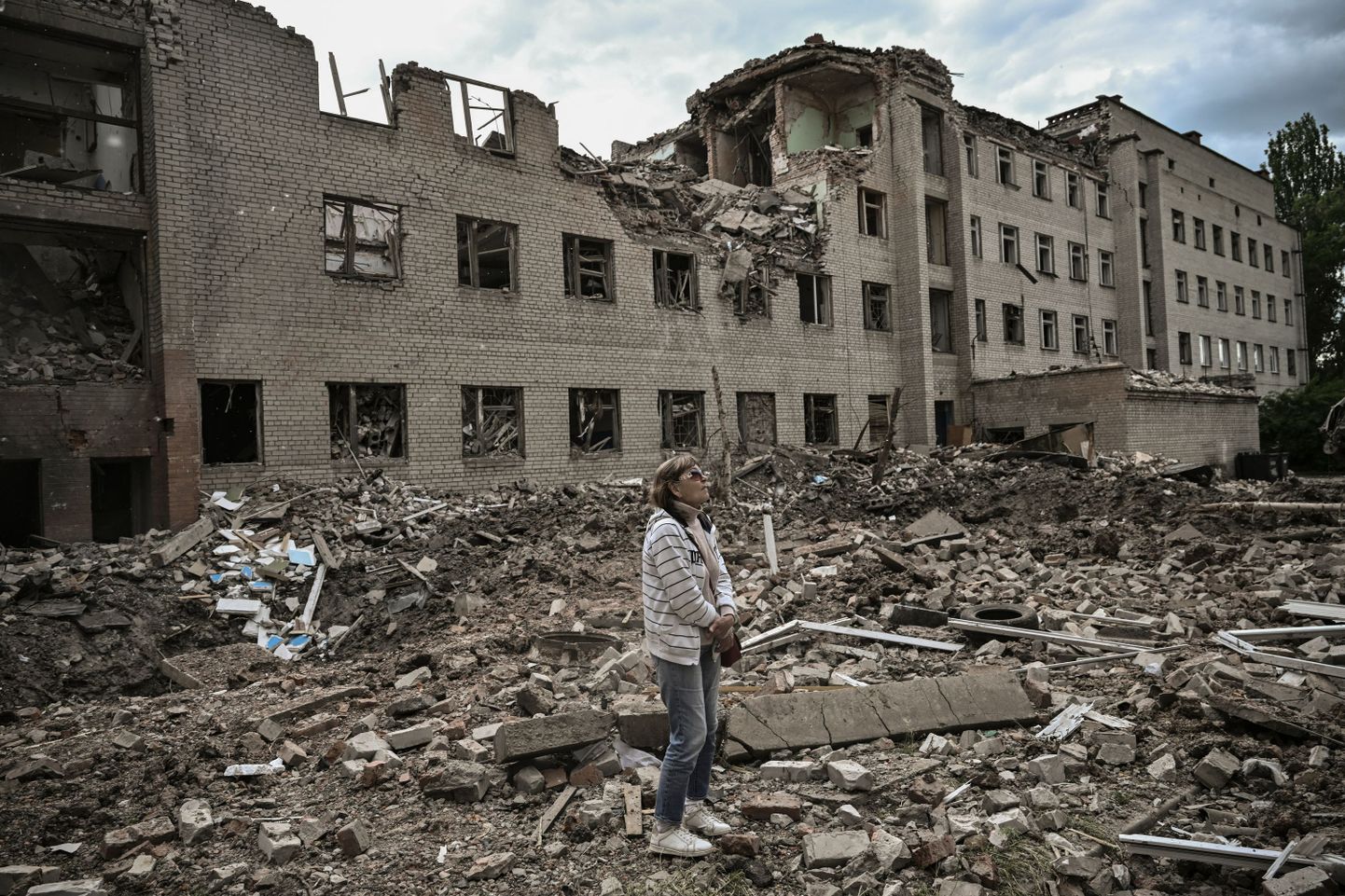 Iznīcinātā administrācijas ēka Bahmutā, Donbasa apgabalā
