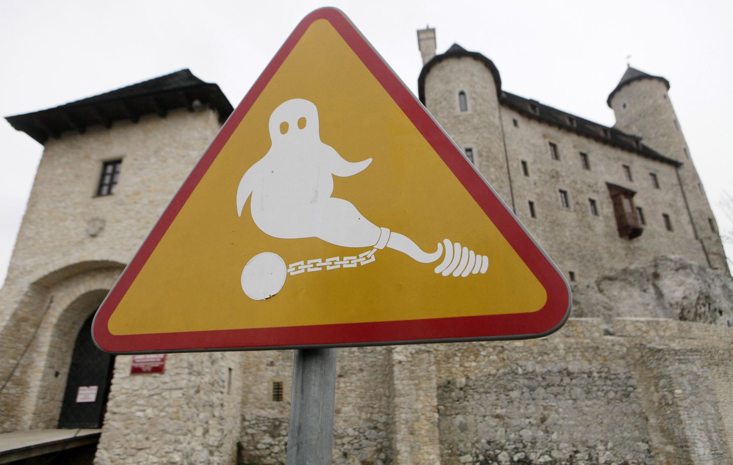 Bobolice kindluse juures on ka hoiatusmärk, et siin kummitab