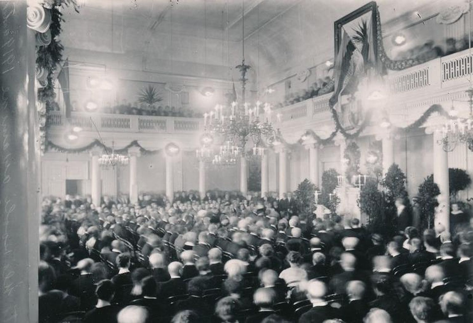 Üks väheseid säilinud ülesvõtteid Tartu ülikooli 1919. aasta 1. detsembri aktusest. Aula oli puupüsti rahvast täis, mis pole ka ime, sest väidetavalt olnud kohal 1500 inimest.