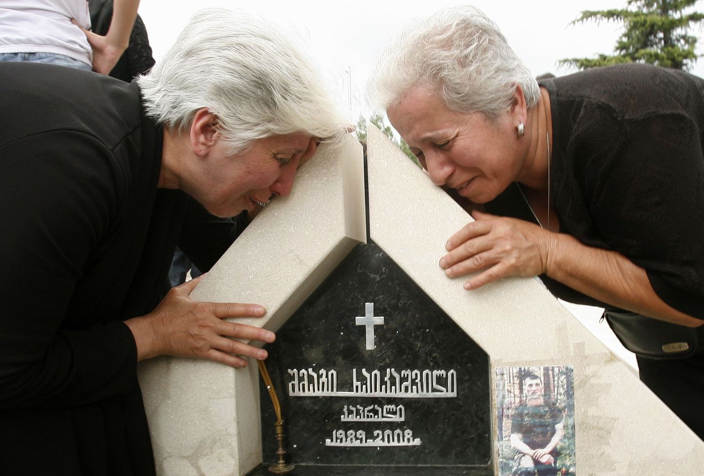 Pereliikmed eelmisel aastal Vene-Gruusia sõjas hukkunud noore mehe haual Gruusias.