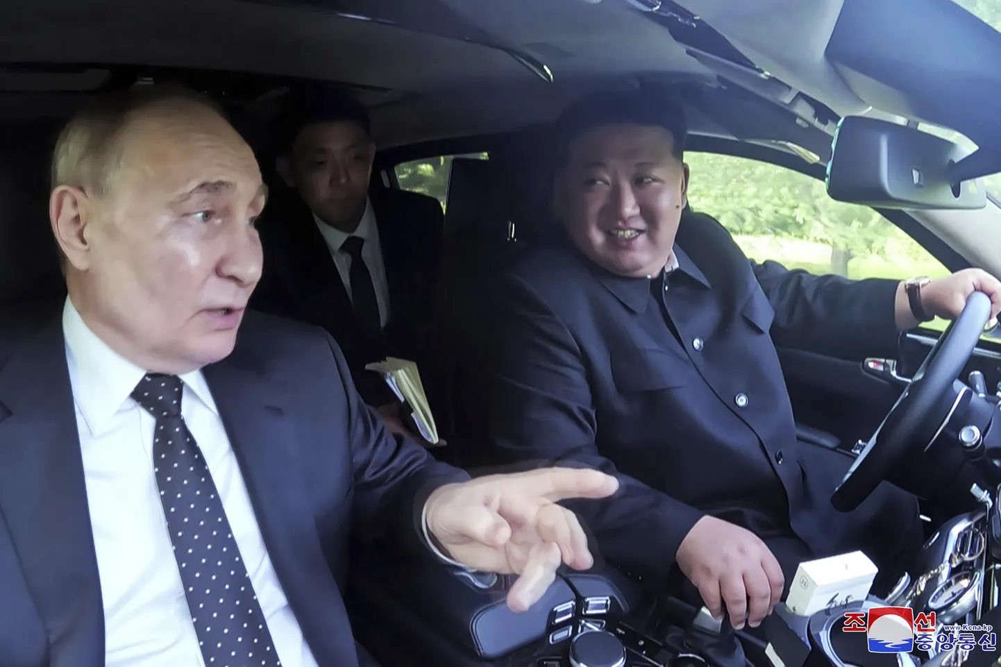 Põhja-Korea liider Kim Jong-un juhtimas autot, mille kinkis talle Venemaa juht Vladimir Putin.