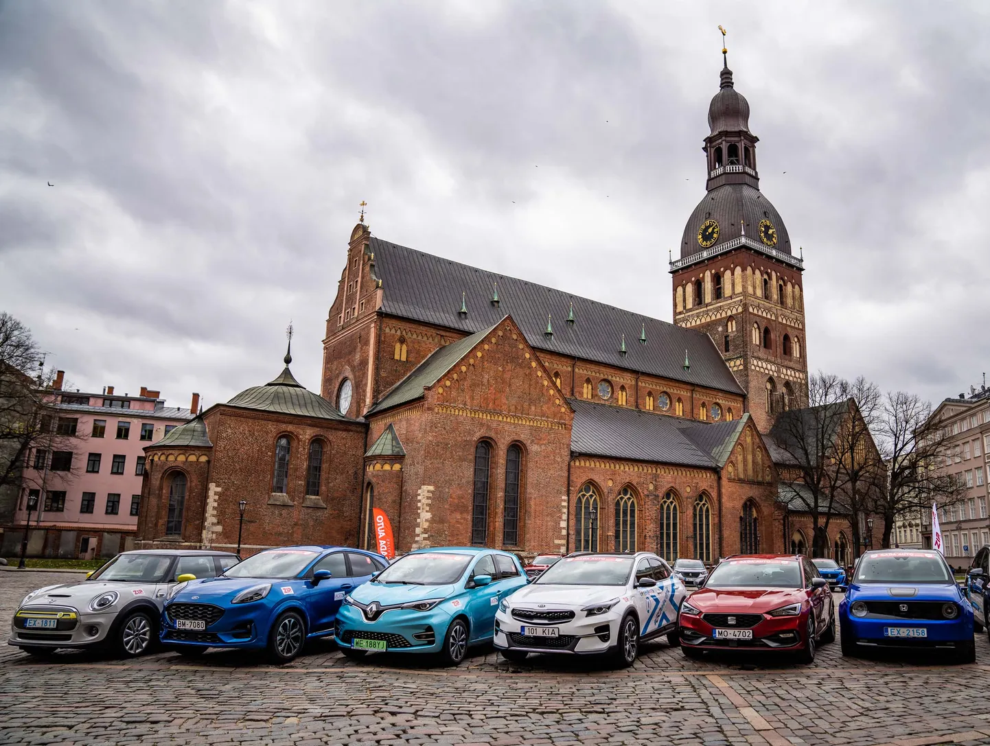 Latvijas Gada auto pretendenti pie Doma baznīcas