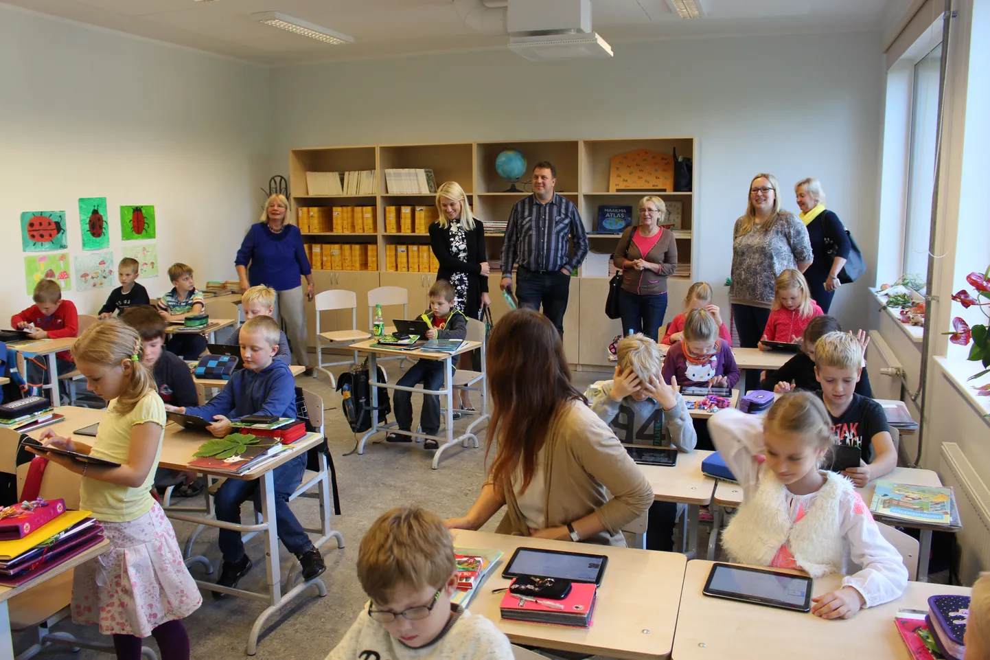 Mai kooli 1.d klass täidab ülesannet tahvelarvutis.