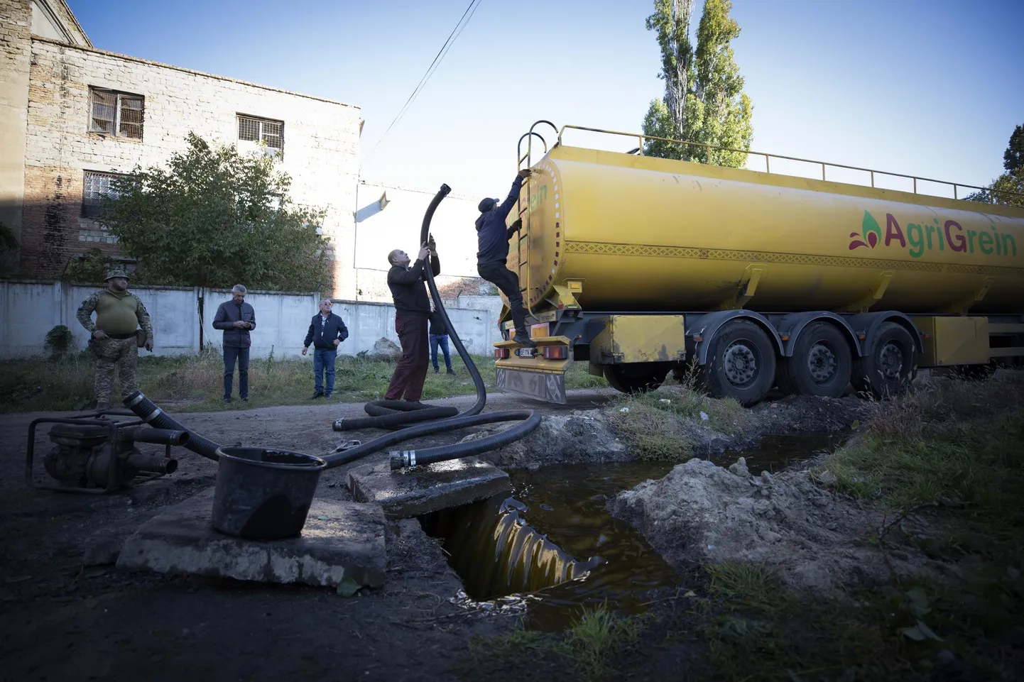 Yesterday, liquid flowed in streams from the tanks of the sunflower oil storage that was hit by a rocket, and they tried to collect it with equipment and handy tools.