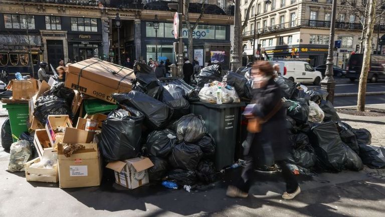Горы мусора в Париже принимают угрожающие масштабы
