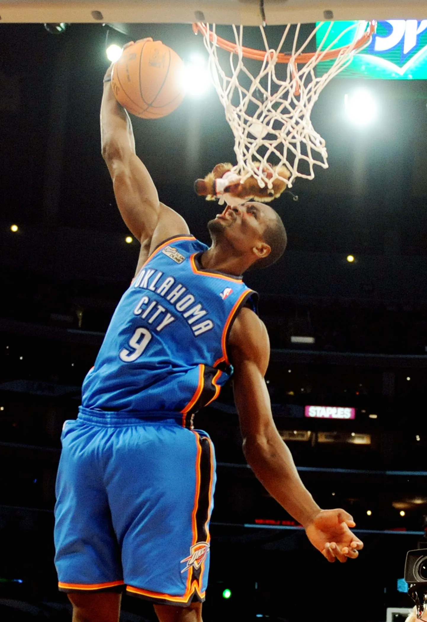Serge Ibaka Oklahoma City Thunderi mängusärgis.