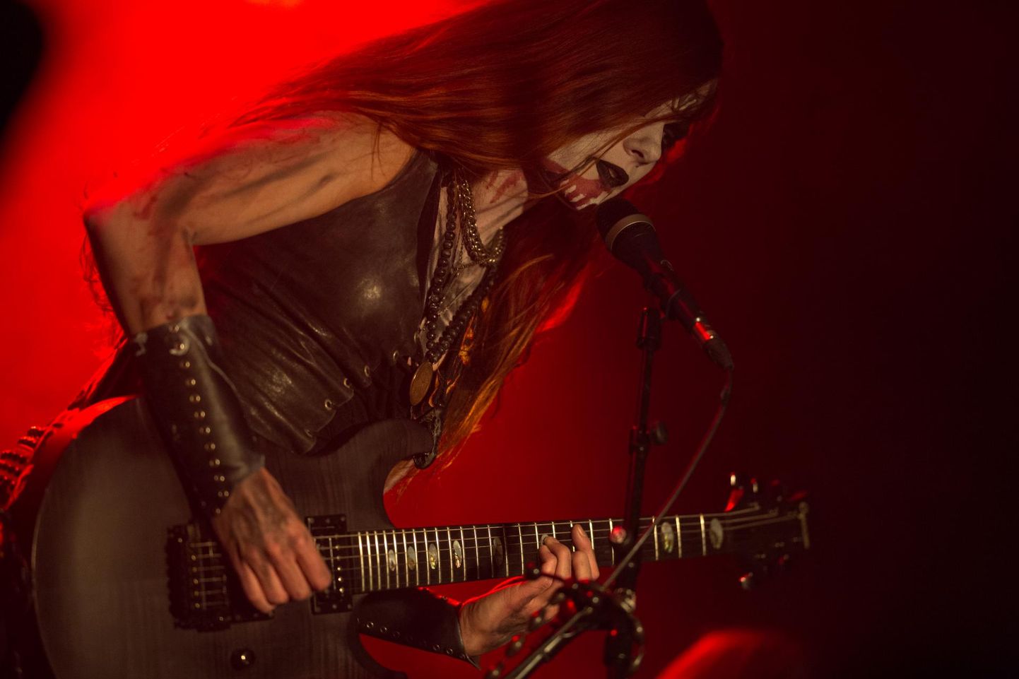 Hollandist pärit ning üksnes naistest koosnev black metal ansambel Asagraum mullusel Howls of Winter festivalil.