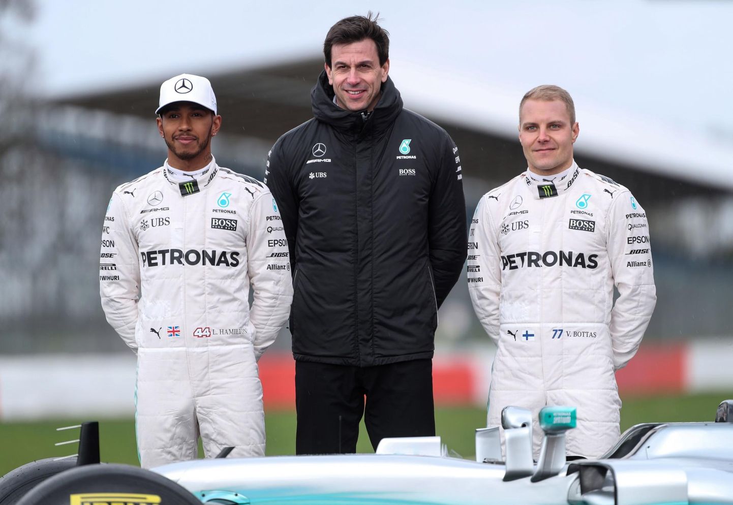 Mercedese võimas trio. Vasakult: Lewis Hamilton, Toto Wolff ja Valtteri Bottas.