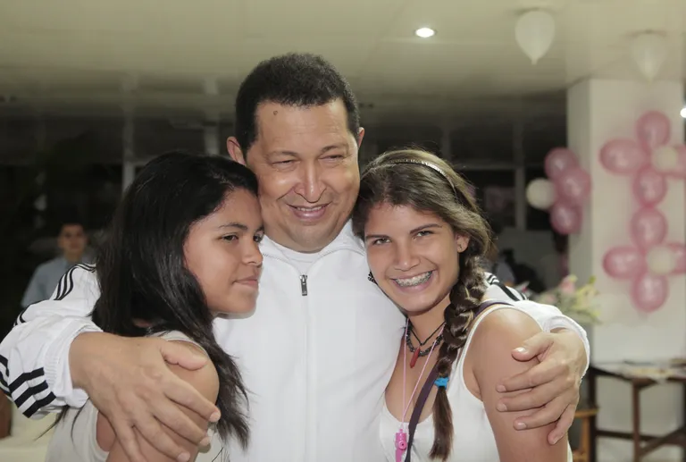 Venezuela president Hugo Chavez kalistamas 2010 oma tütart Mariat (vasakul) ja Rosinesit