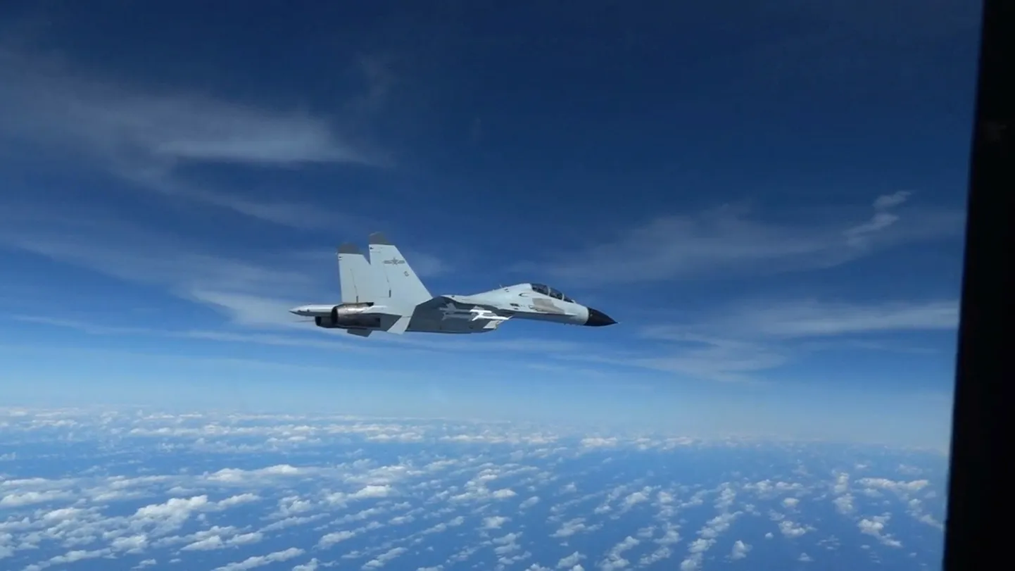 Hiina mereväe hävitaja J-11 lendamas 21. detsembril USA luurelennuki RC-135 lähedal.