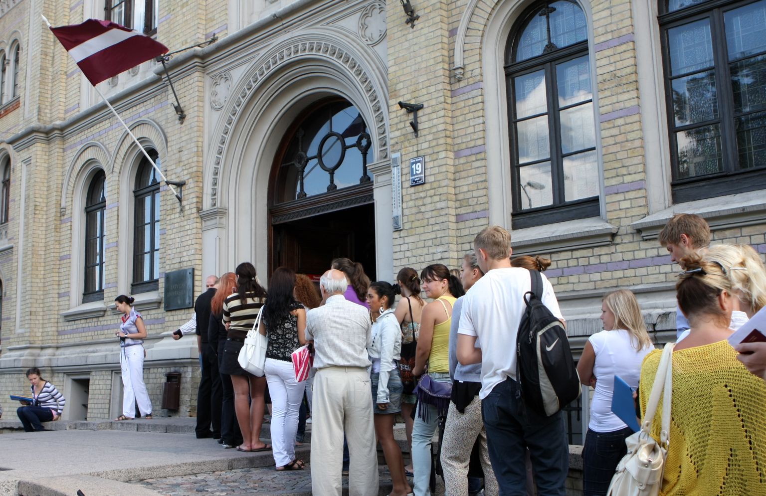 Reflektanti stāv garā rindā, lai iesniegtu dokumentus pamatstudijām Latvijas Universitātē.