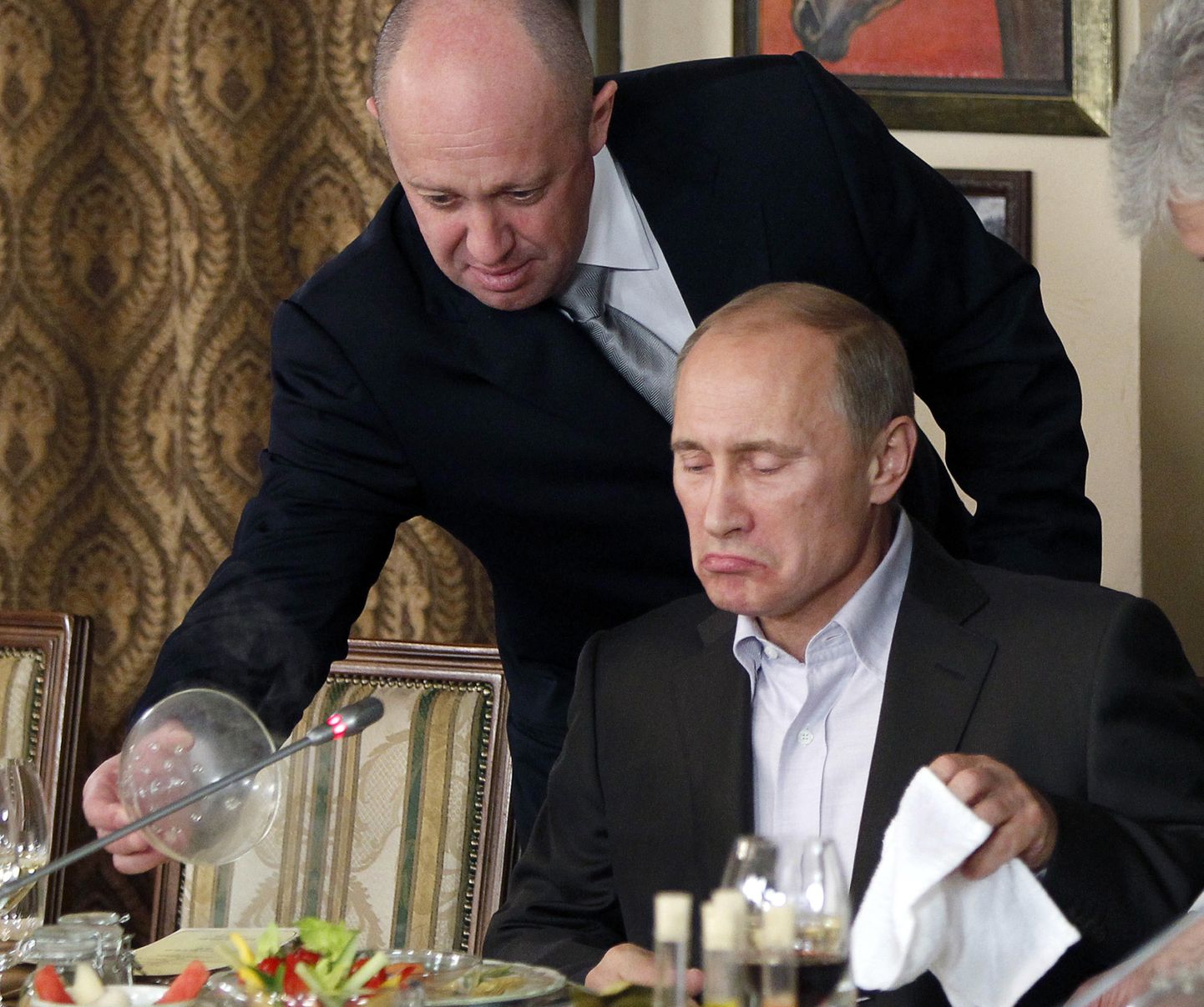 Jevgeni Prigožin serveerimas novembris 2011 Moskva-lähedases restoranis siis Vene peaministri ametis olnud Vladimir Putinile roogasid