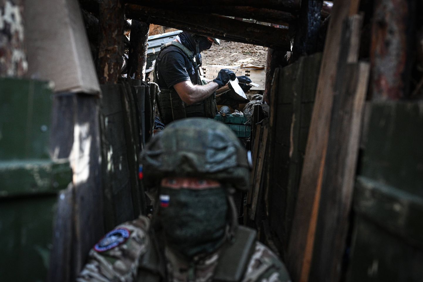 Vene sõdurid kaevikus Ukrainas Luhanki oblastis.