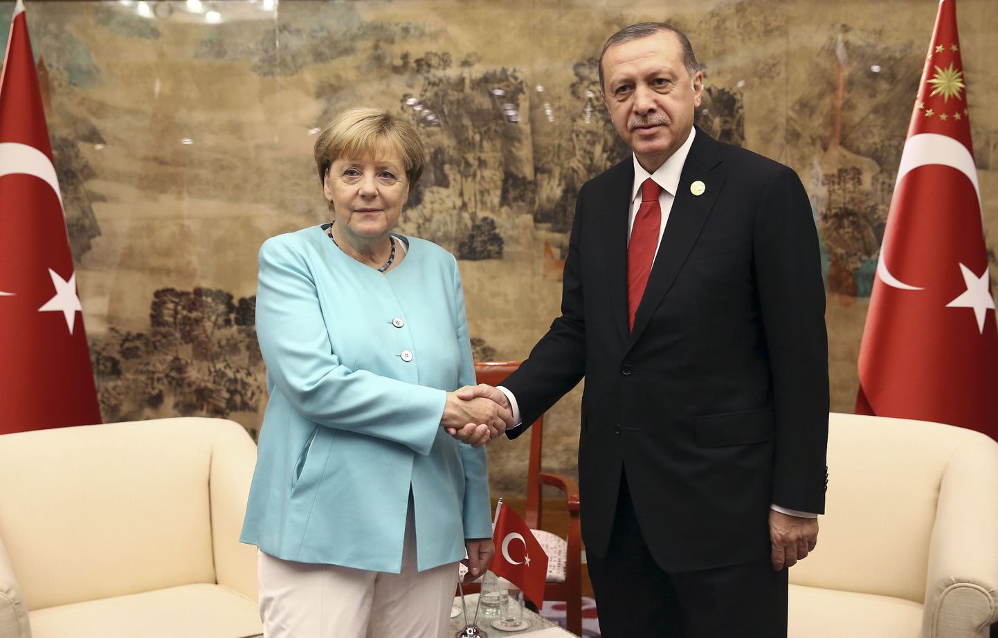 Türgi riigipea Recep Tayyip Erdoğan ja Saksamaa liidukantsler Angela Merkel suruvad mullu septembris kätt Hiinas G20 kohtumise ajal.