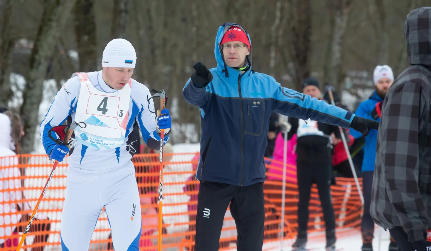 Priit Pullerits (jopes) jagamas Kuutse teatevahetusalas juhiseid meeskonnakaaslasele Jaanus Laidveele (paremal).