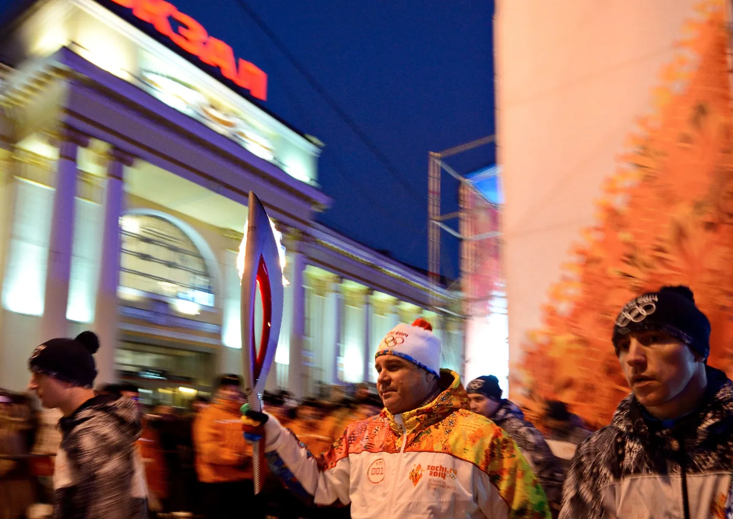 Анатолий Геращенко в факелом олимпийской эстафеты в Екатеринбурге.