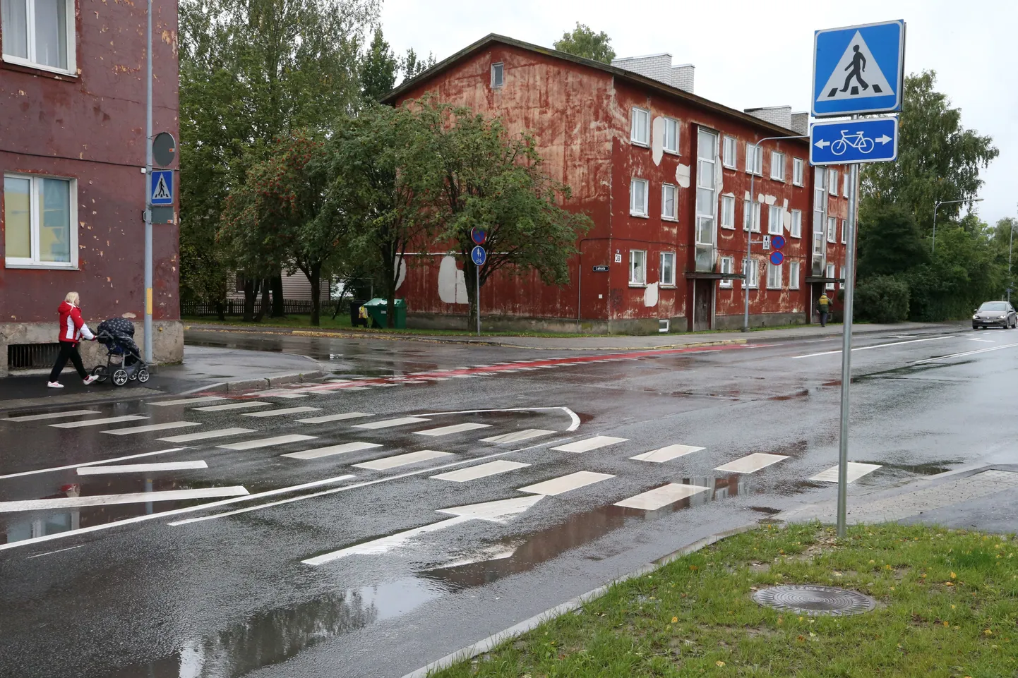 Näituse ja Lehola tänava ristmikul on nüüd vasakpöörderaja asemel ohutussaar.