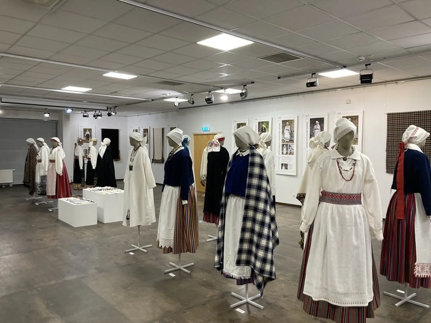 Karksi-Nuia kultuurikeskuse teise korruse fuajees on 4. juunini Viljandimaa rahvarõivakooli I lennu rõivakomplektide näitus «Sajand ees või taga». Foto on tehtud veebruarus, kui seesama näitus oli Viljandi Linnagaleriis.