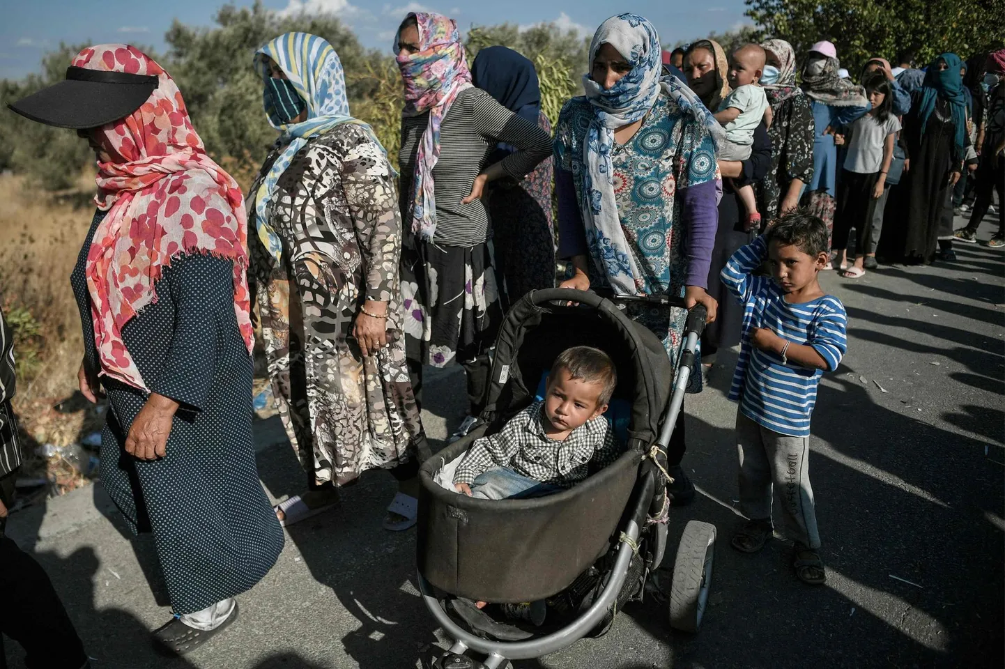 Eelmisel nädalal maha põlenud Moria laagris elanud põgenikud ja migrandid ootavad toiduabi tee ääres, kus nad on maganud alatest peavarjuta jäämisest.