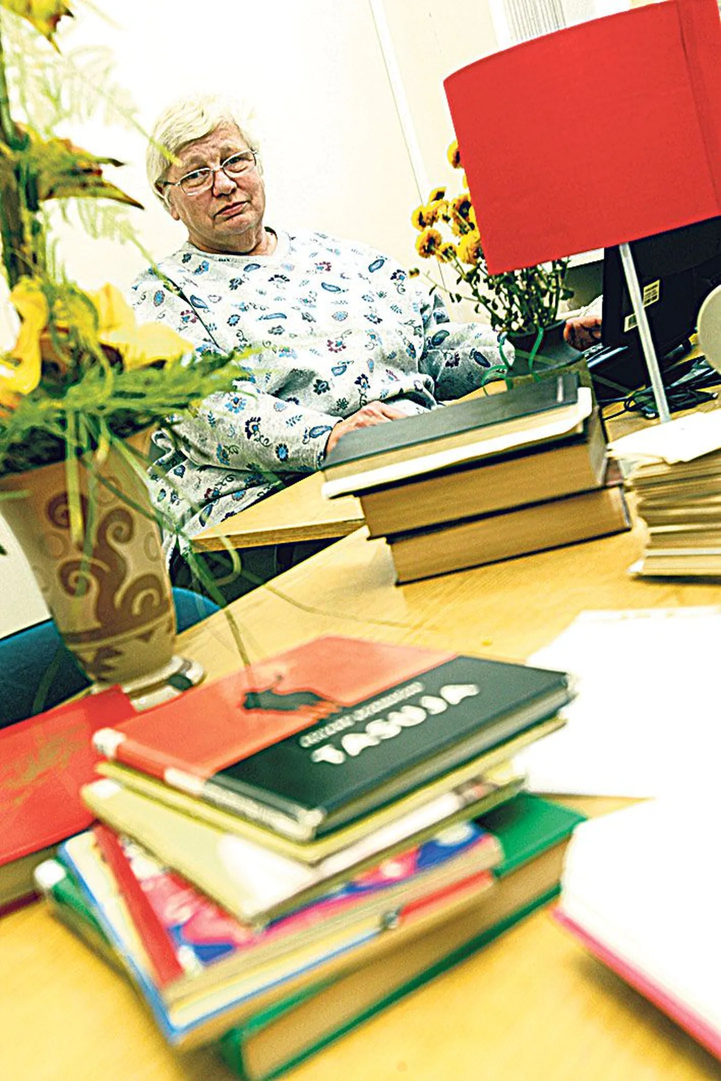 Reet Auksmanni (70) töö seisneb lugemises.
