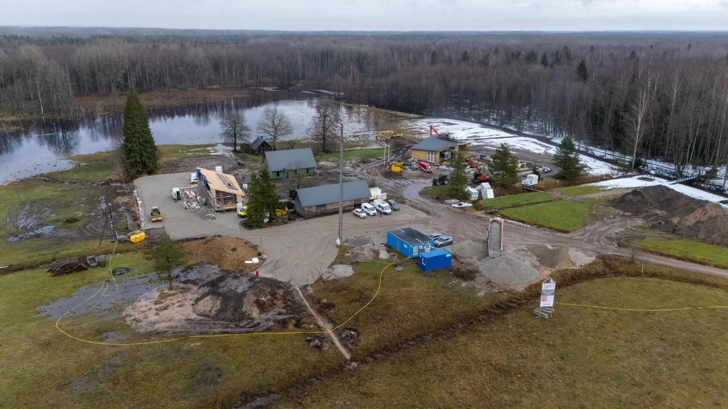 Soomaa rahvuspargi külastuskeskusse kerkib köetavate ruumidega abihoone (fotol vasakul). Pildi kaugeimas nurgas on näha peahoone valmimist. Ait ja vana elumaja nende kahe vahel saavad uue välisilme. Tööalast eemale, tõusuvee äärde jääb vana saun.