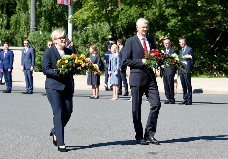 Latvijas Ministru prezidents Krišjānis Kariņš un Lietuvas premjerministre Ingrīda Šimonīte piedalās svinīgajā ziedu nolikšanas ceremonijā pie Brīvības pieminekļa.