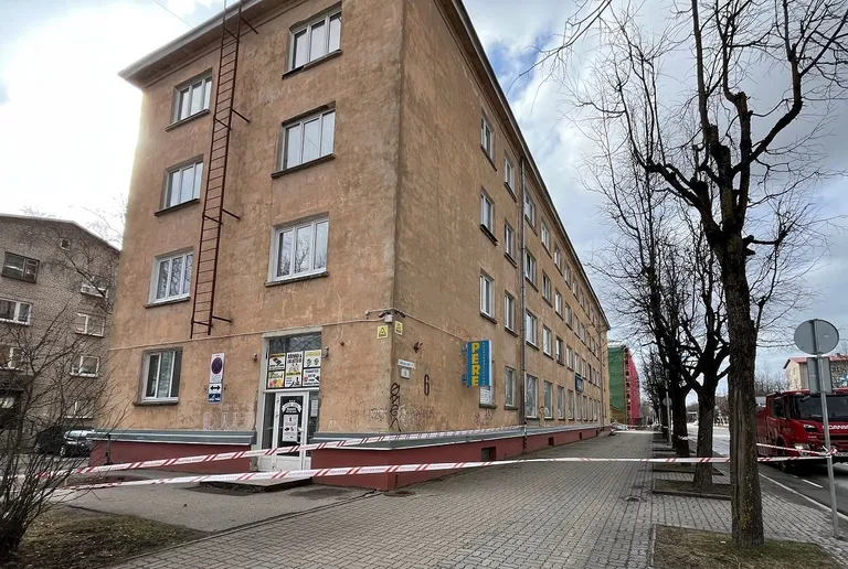 В Нарве на Таллиннском шоссе оторвало металлический лист с крыши жилого дома.